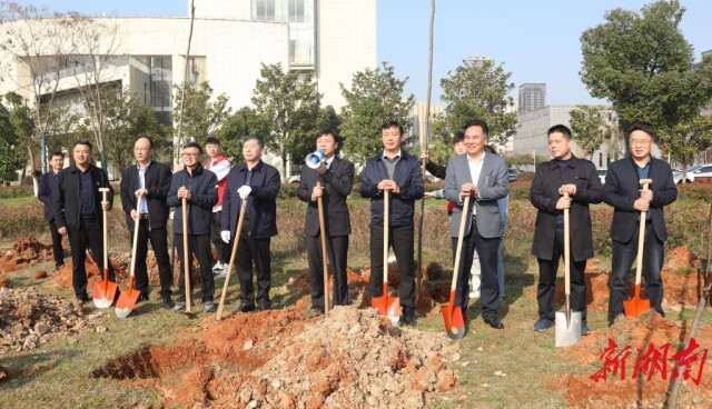 华体会体育师生义务植树共建绿色校园