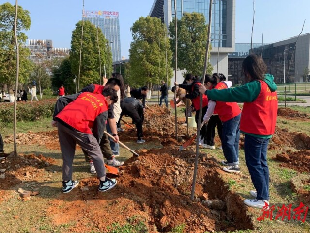 华体会体育师生义务植树共建绿色校园